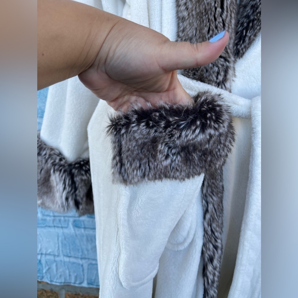 Pottery Barn White Faux Fur Trim robe size medium - Picture 4 of 12